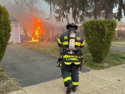 Lt O'Donnell arriving on location of an all hands garage fire.